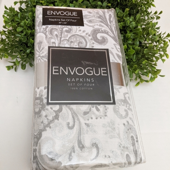 Metallic Silver Gray 4 Cotton Fabric Medallion Napkins by Envogue - Picture 1 of 3